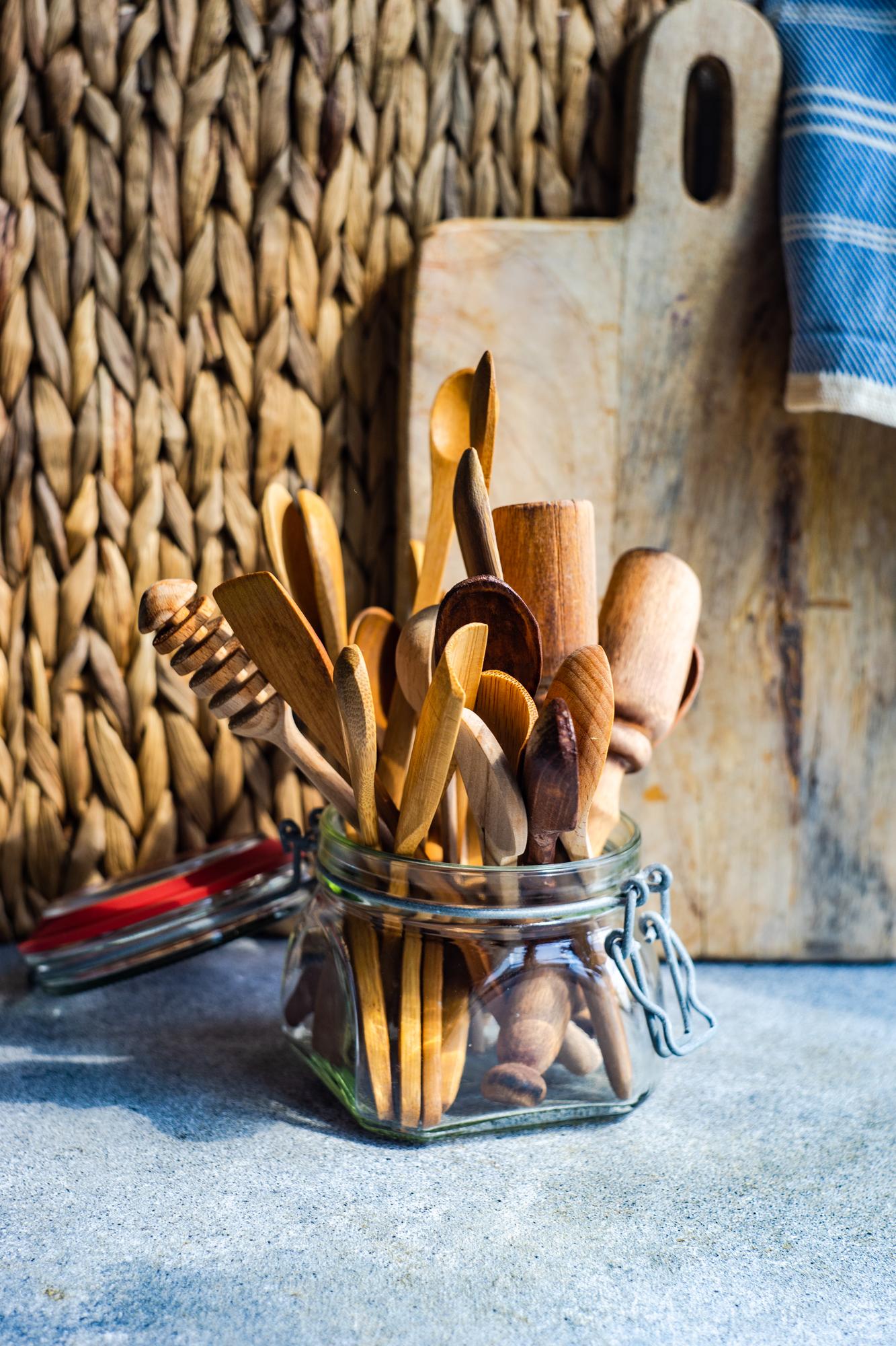 Set di utensili da cucina su tavolo in legno, stile artigianale